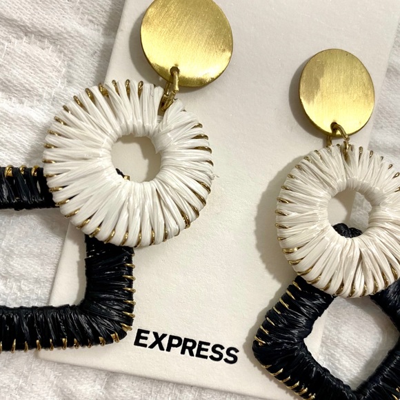 Express earrings ✨✨🤩 - Picture 2 of 5